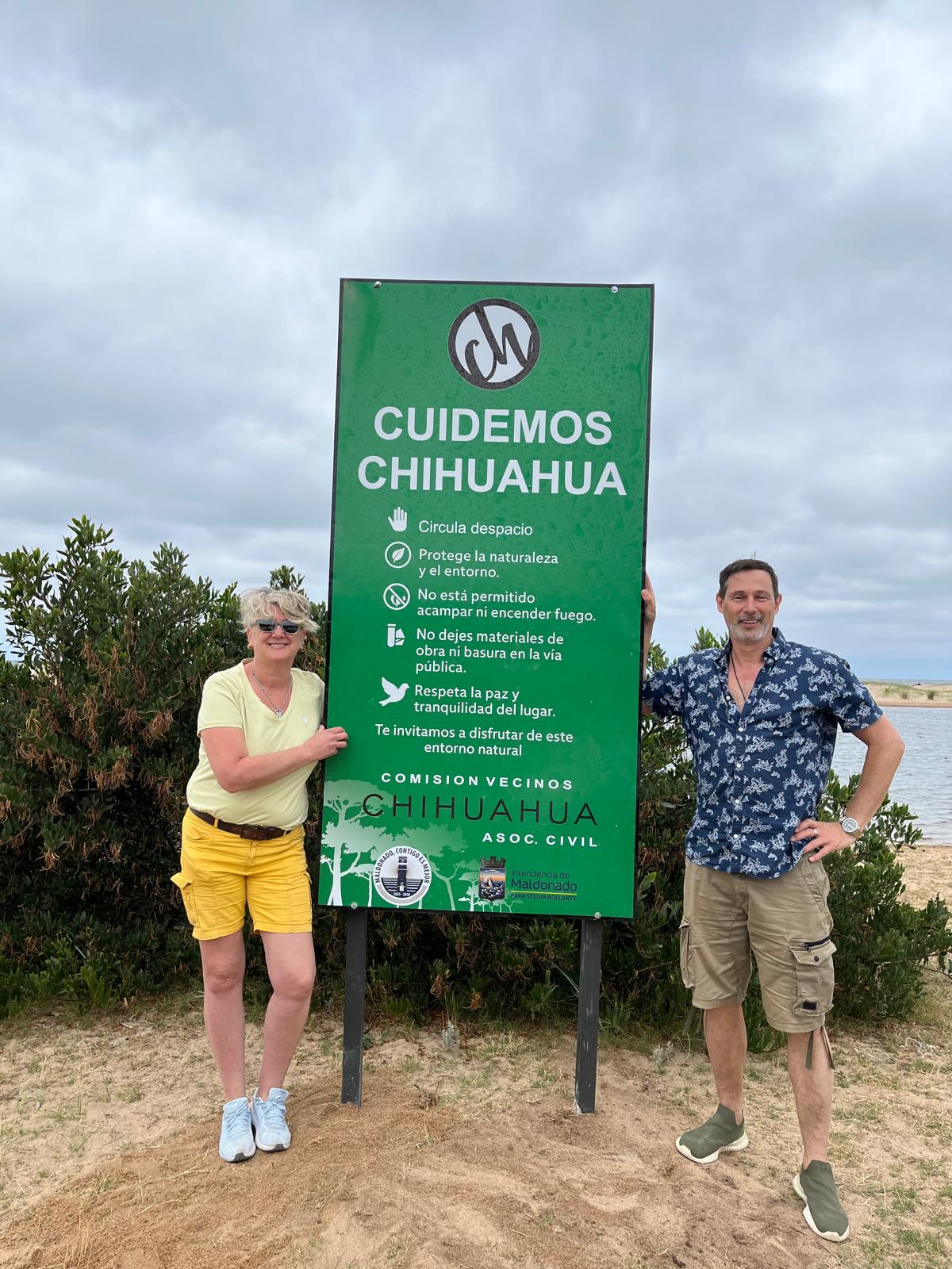 Vecinas y vecinos de Balneario Chihuahua junto al cartel Cuidemos Chihuahua en Expo Uruguay Sostenible 2025