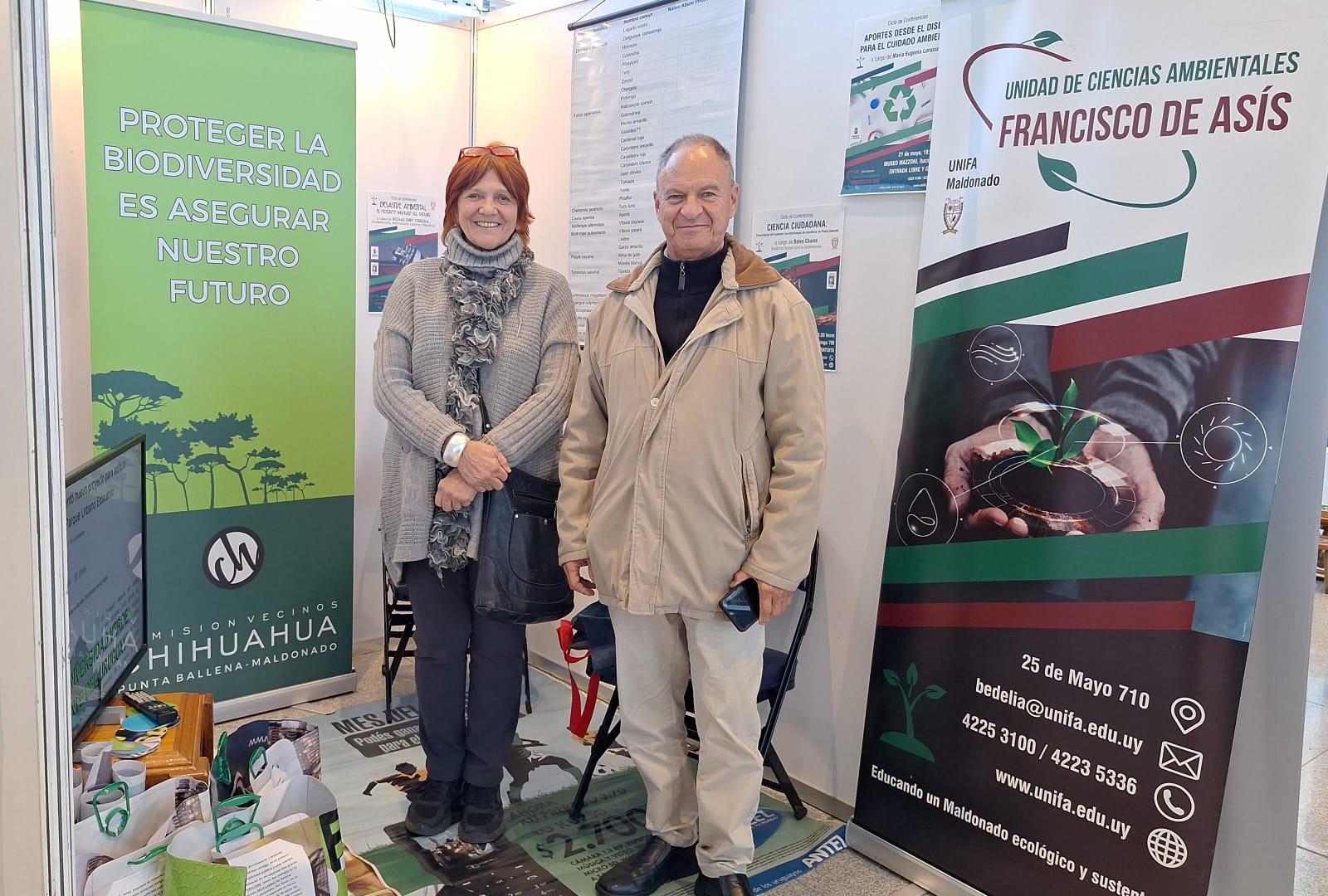 Integrantes de la Comisión de Vecinos Chihuahua en el stand de Expo Uruguay Sostenible 2025