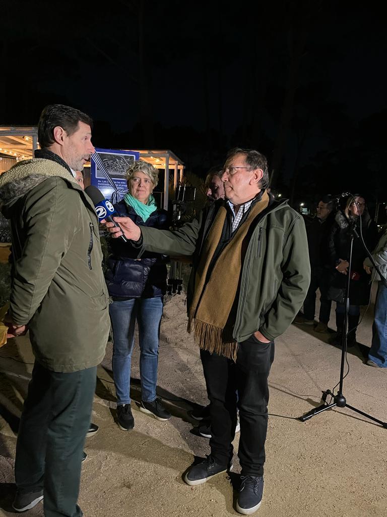 Inauguración de la luminaria en la avenida principal con integrantes de la comisión de vecinos y autoridades del Ministerio de Energía