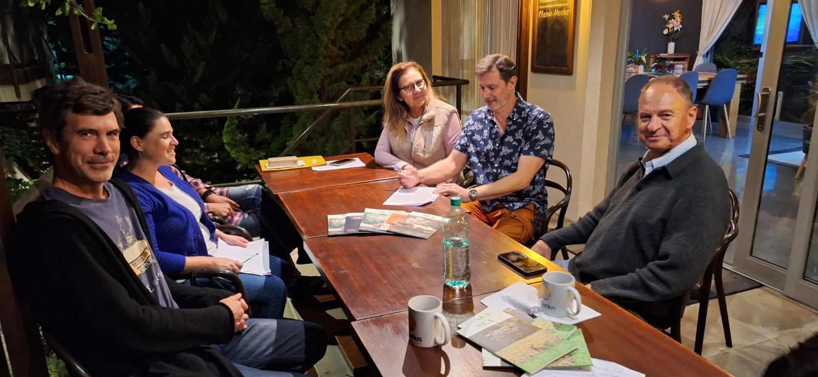 Participantes del encuentro de firma del convenio con materiales informativos sobre sustentabilidad