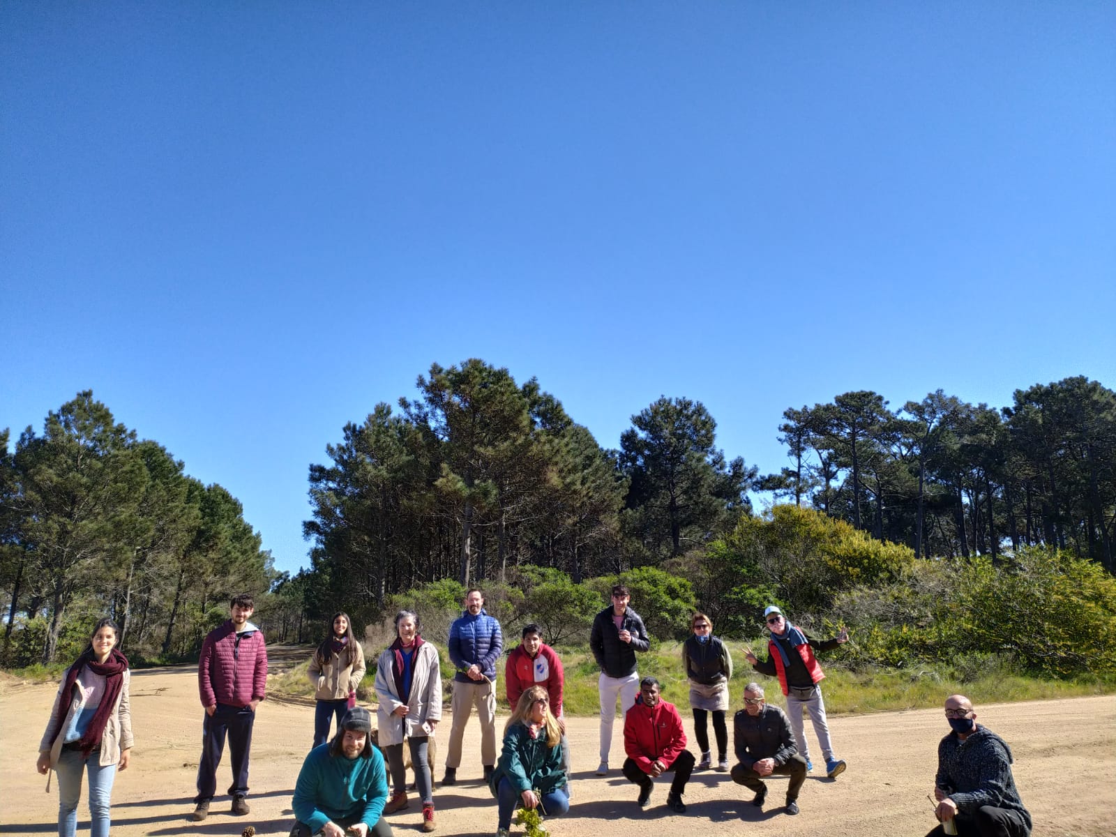 Grupo de vecinas y vecinos en un taller práctico sobre flora autóctona en Expo Uruguay Sostenible 2025